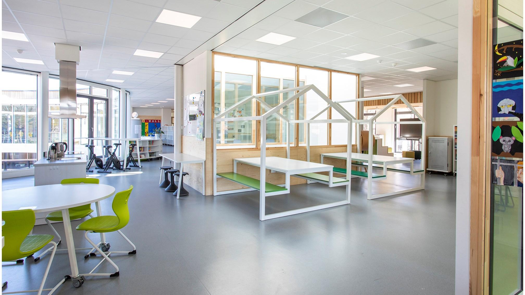 De afbeelding toont een moderne leeromgeving in Basisschool Wonderwijs in Hoensbroek met lichte kleuren en innovatieve meubilair. De afbeelding toont een moderne leeromgeving in Basisschool Wonderwijs in Hoensbroek met lichte kleuren en innovatieve meubilair.