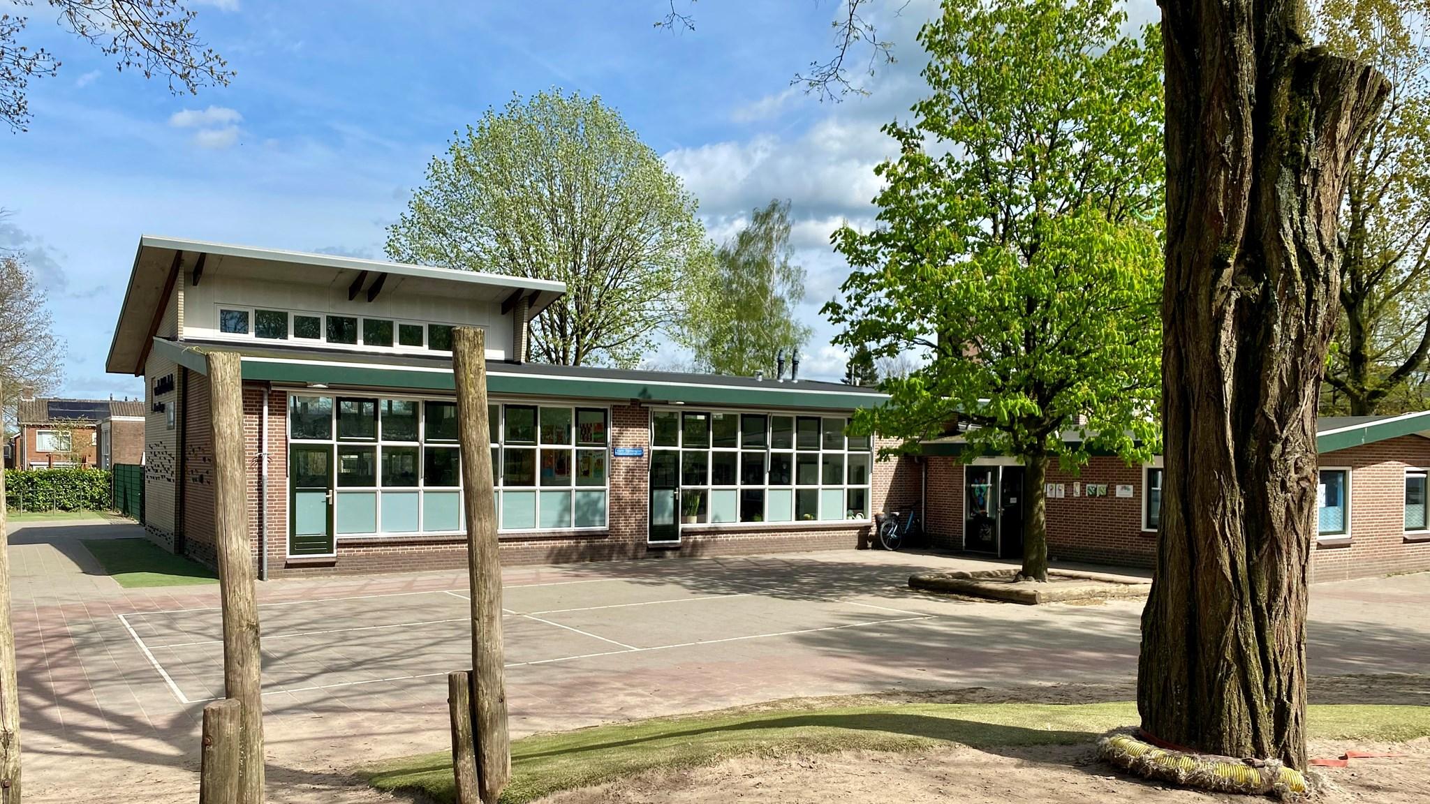 De afbeelding toont het schoolplein van de 1e Van der Huchtschool in Soest. De afbeelding toont het schoolplein van de 1e Van der Huchtschool in Soest.