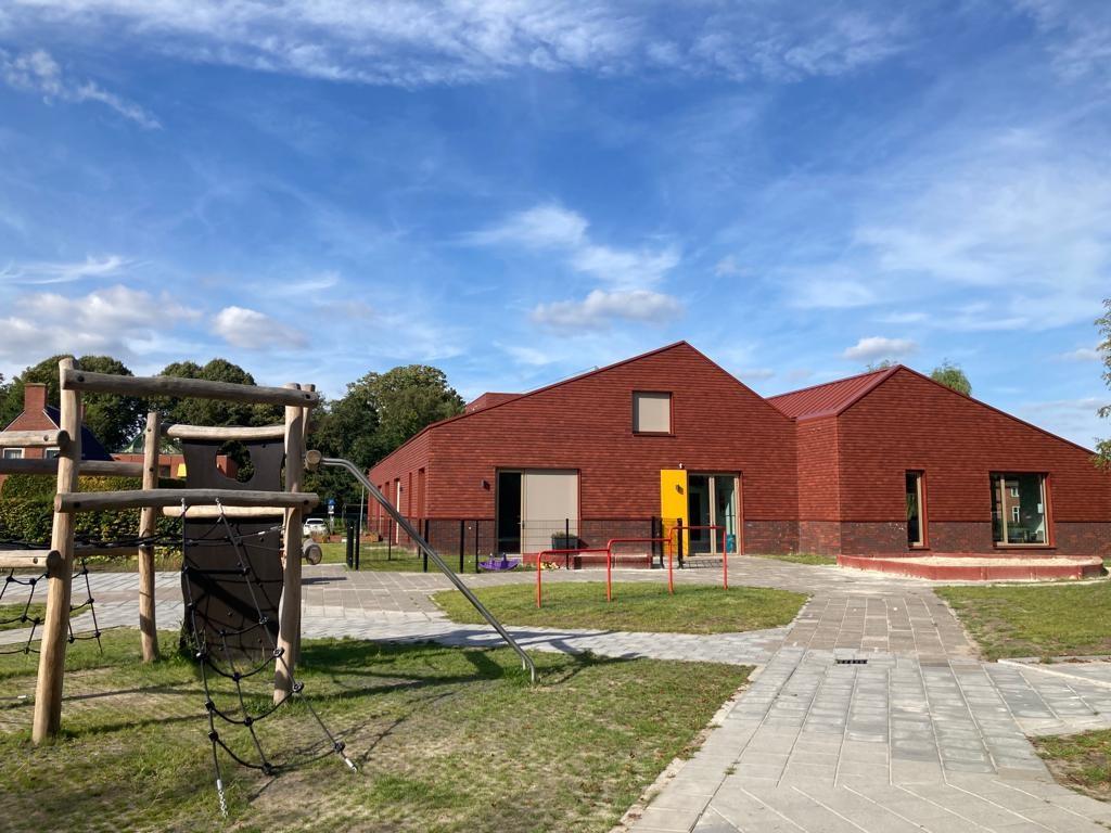 De afbeelding toont het schoolplein van Openbare Basisschool De Noordster in Usquert. De afbeelding toont het schoolplein van Openbare Basisschool De Noordster in Usquert.