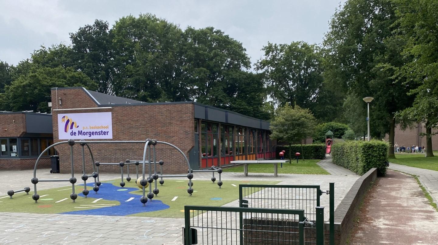 De afbeelding toont het schoolplein van p.c. basisschool De Morgenster in Wierden. De afbeelding toont het schoolplein van p.c. basisschool De Morgenster in Wierden.