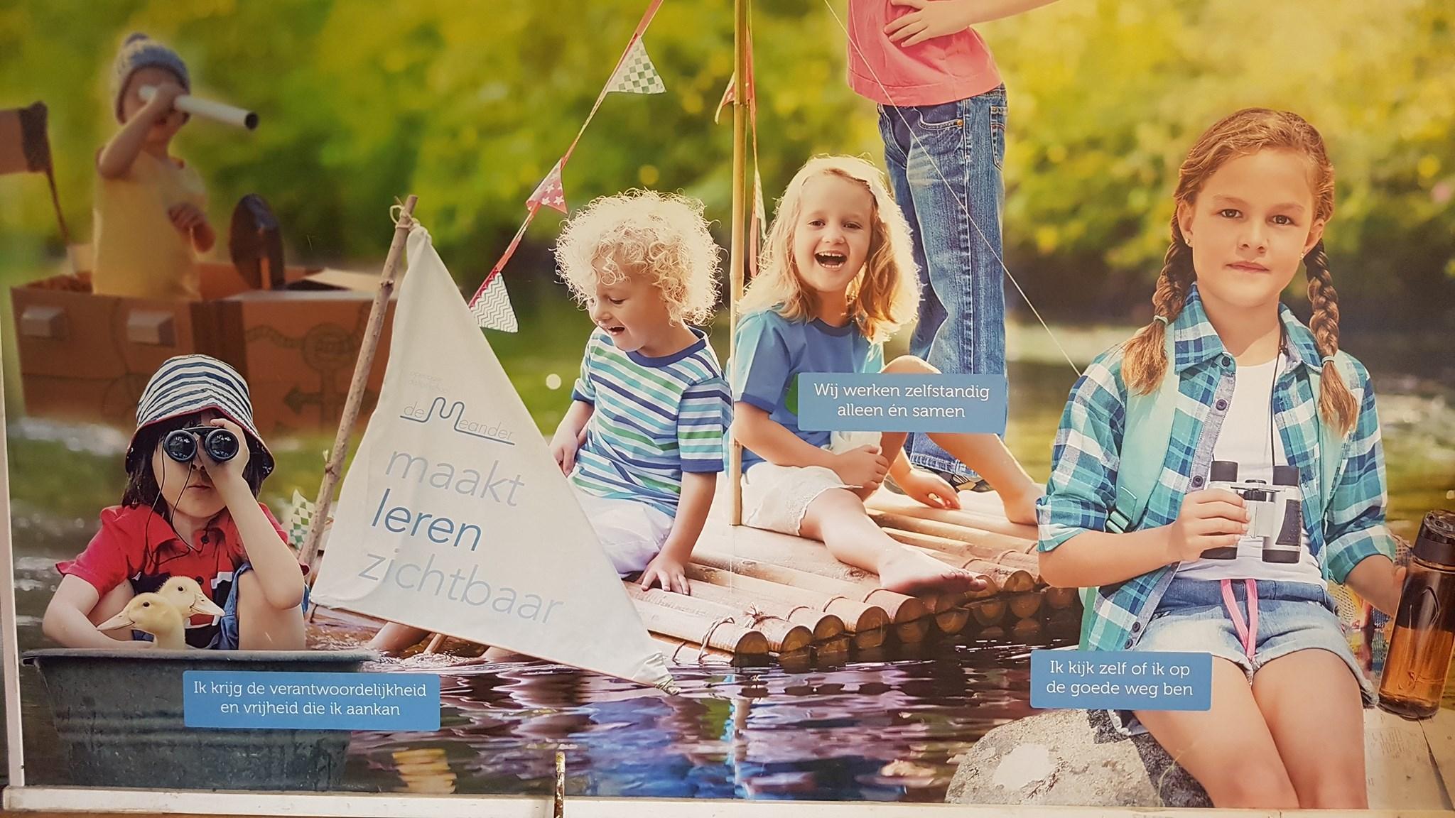 De afbeelding toont kinderen die samen plezier hebben op het schoolplein van De Meander in Nieuwegein.