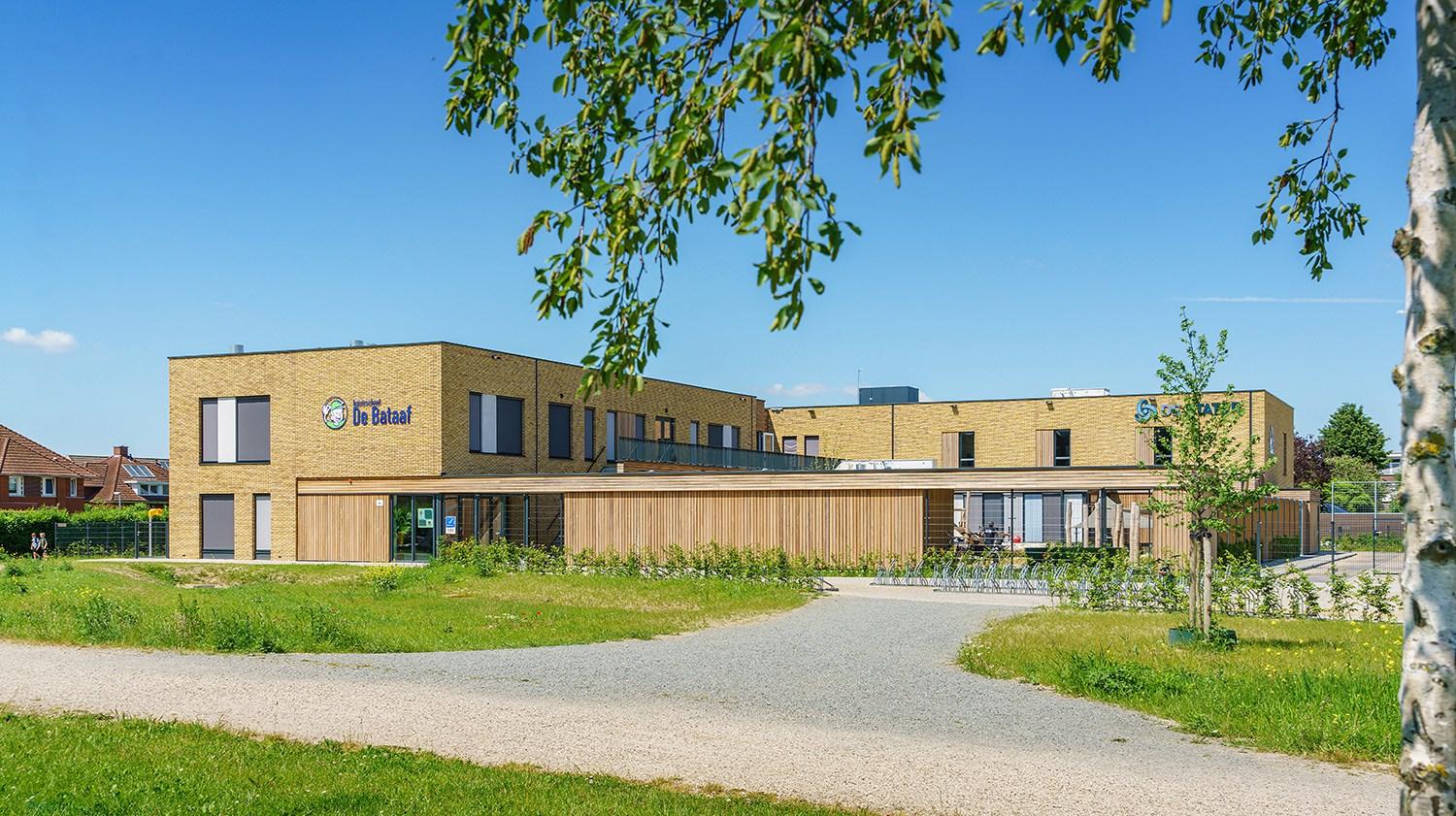 De Bataaf in Tiel met een ruim schoolplein en moderne gebouw. De Bataaf in Tiel met een ruim schoolplein en moderne gebouw.