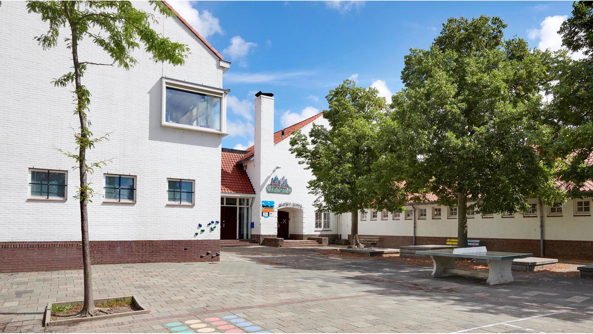 De Beatrixschool in Haarlem met een overzicht van het schoolplein en de omliggende gebouwen. De Beatrixschool in Haarlem met een overzicht van het schoolplein en de omliggende gebouwen.