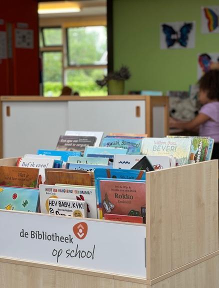De bibliotheek op school van OBS Dirk van Dijk in Kampen biedt diverse leesmaterialen voor leerlingen.