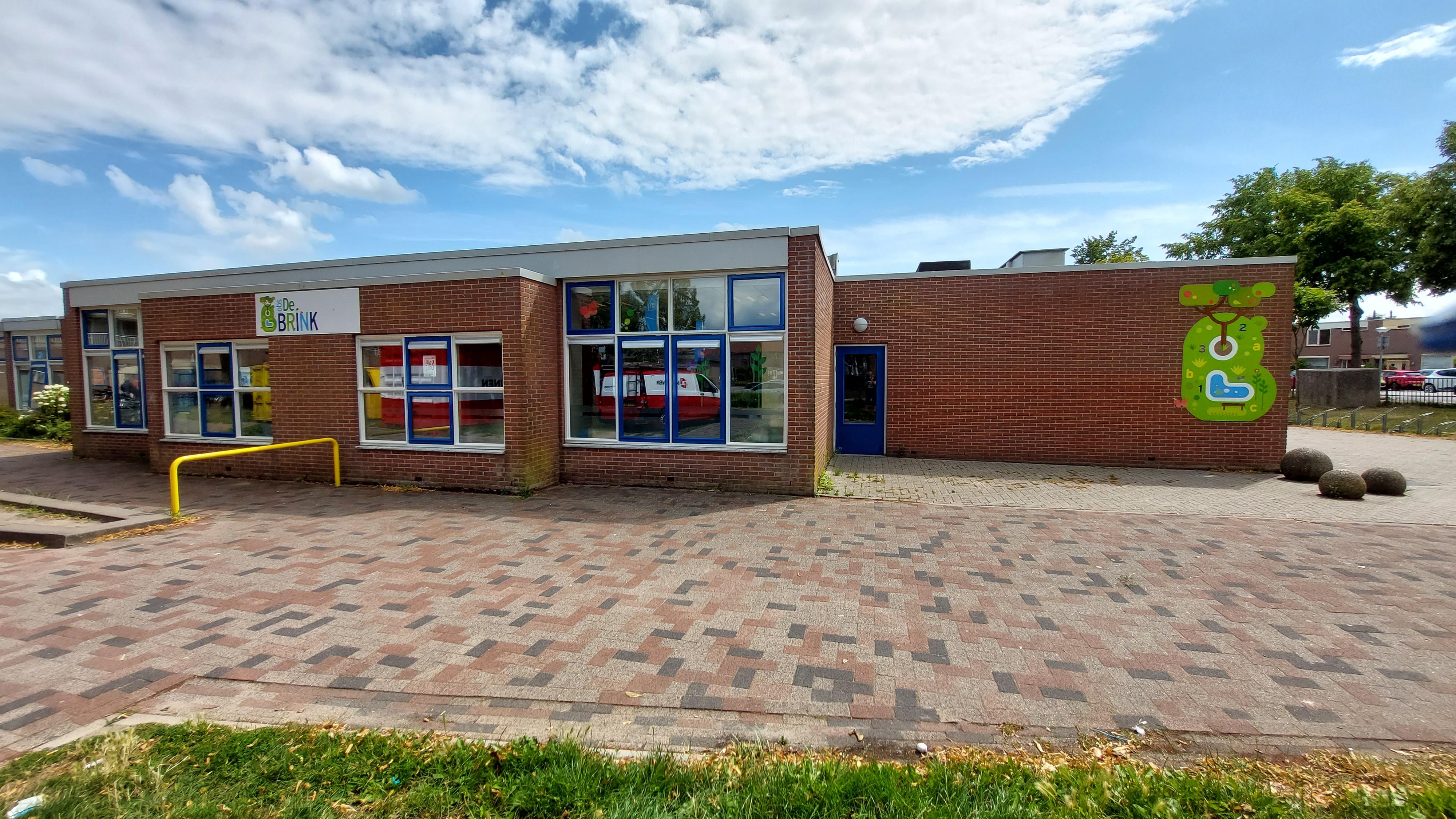 De Brink in Lelystad, met een kleurrijke gevel en een speelse inrichting.