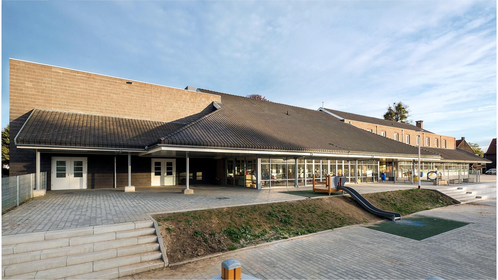 De Broederschool in Heerlen met een vernieuwd schoolplein en moderne voorzieningen. De Broederschool in Heerlen met een vernieuwd schoolplein en moderne voorzieningen.