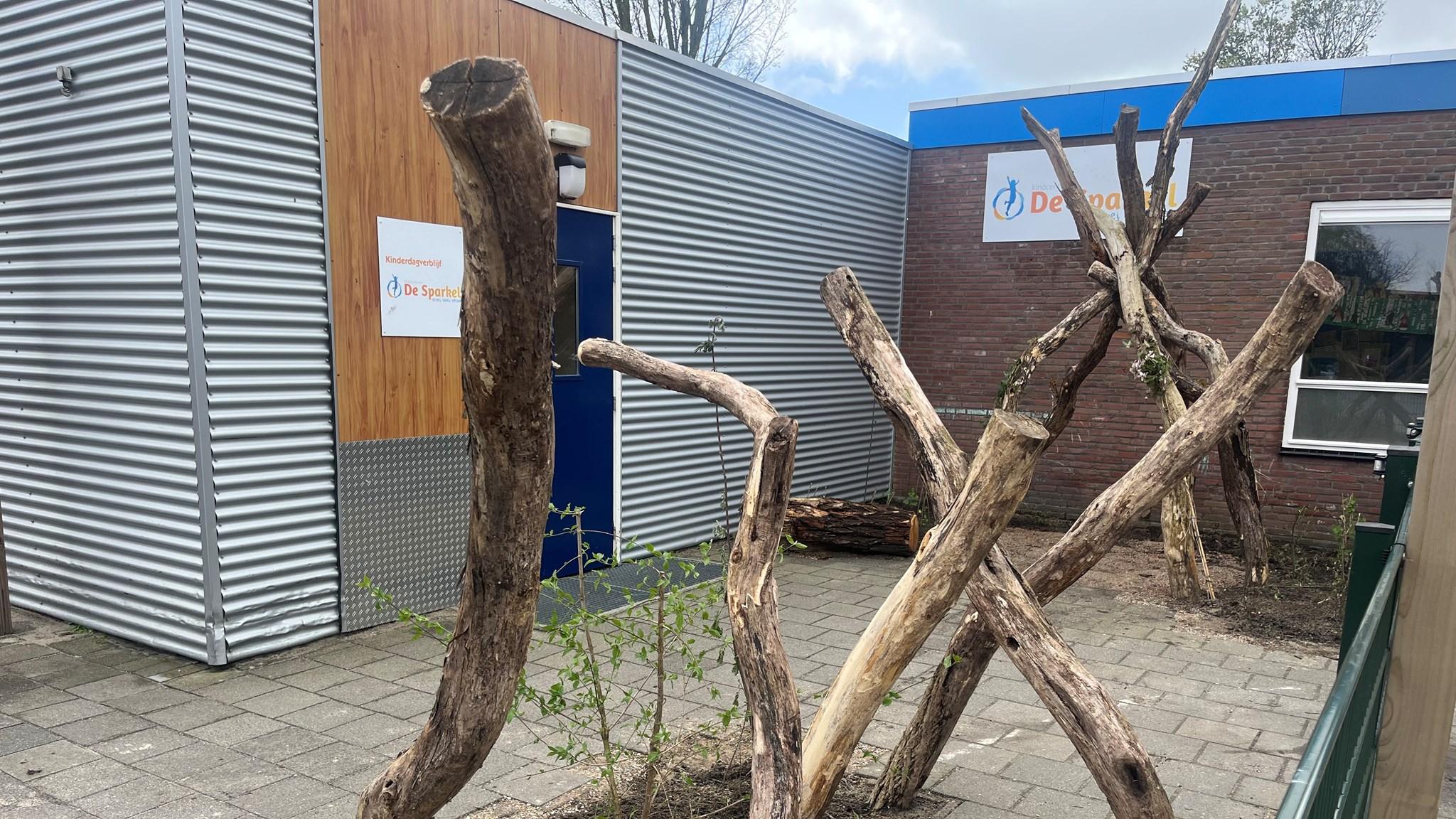 De buitenruimte van kindcentrum De Sparkel in Beverwijk met natuurlijke speelobjecten. De buitenruimte van kindcentrum De Sparkel in Beverwijk met natuurlijke speelobjecten.