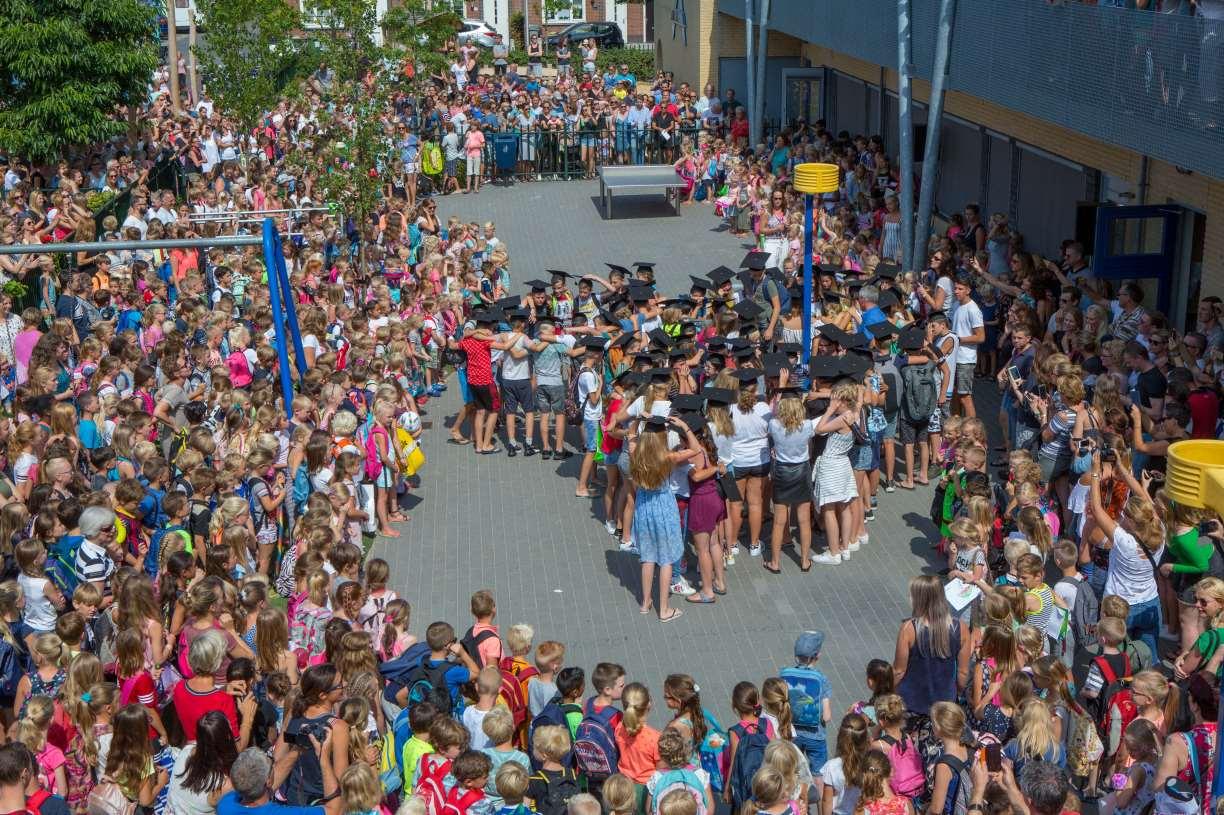 De ceremonie van de afstuderende leerlingen op het schoolplein van de Antoniusschool in Kudelstaart. De ceremonie van de afstuderende leerlingen op het schoolplein van de Antoniusschool in Kudelstaart.