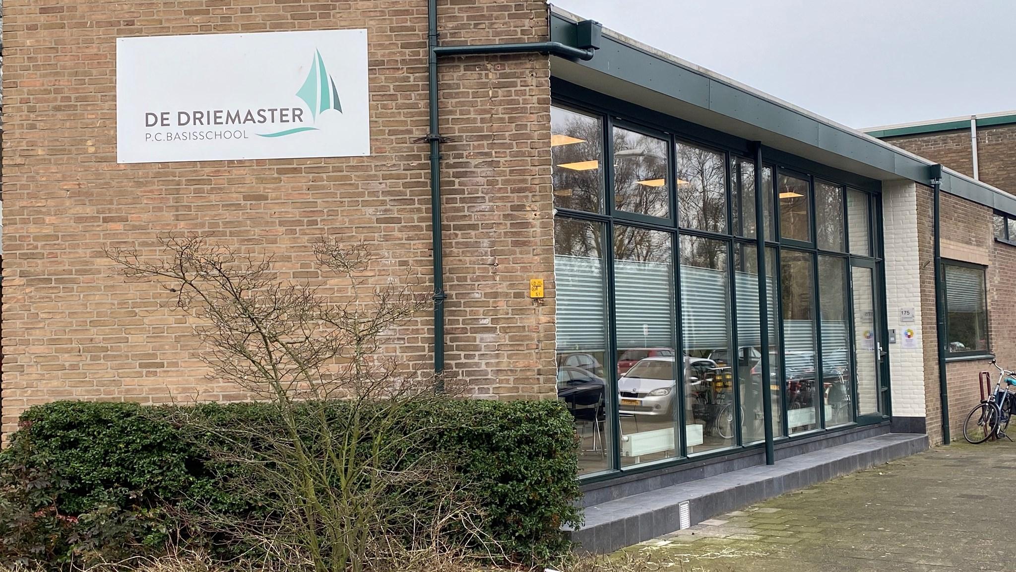 De Driemaster in Voorburg, een moderne basisschool met een heldere gevel en groenvoorzieningen. De Driemaster in Voorburg, een moderne basisschool met een heldere gevel en groenvoorzieningen.