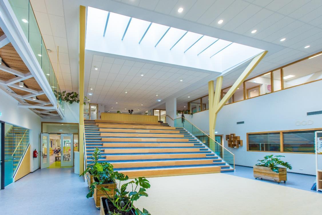 De entreehal van CBS de Bron in Marum met modern interieur en een trap. De entreehal van CBS de Bron in Marum met modern interieur en een trap.