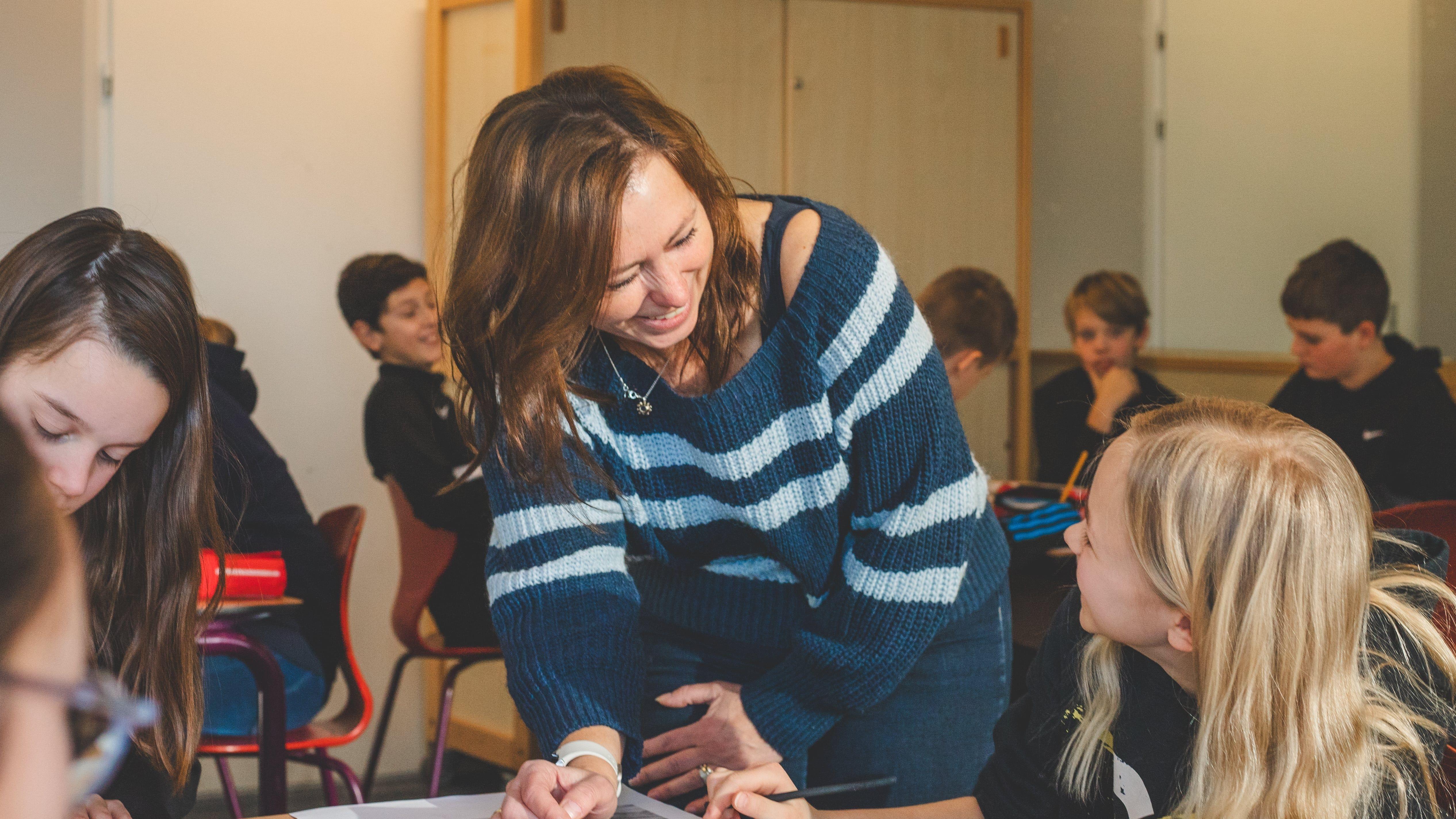 De foto toont een docente die met leerlingen werkt in het klaslokaal van Archipelschool Theo Thijssen in Vlissingen. De foto toont een docente die met leerlingen werkt in het klaslokaal van Archipelschool Theo Thijssen in Vlissingen.