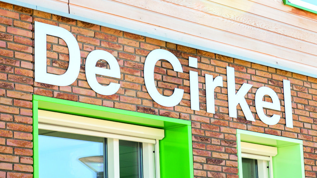 De gevel met de naam 'De Cirkel' van De Cirkel Christelijk Onderwijs ZML in Gorinchem.