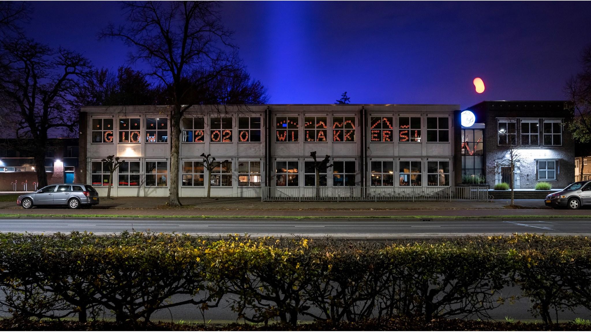 De gevel van basisschool De Wilakkers in Eindhoven, verlicht voor het GLOW festival 2020. De gevel van basisschool De Wilakkers in Eindhoven, verlicht voor het GLOW festival 2020.