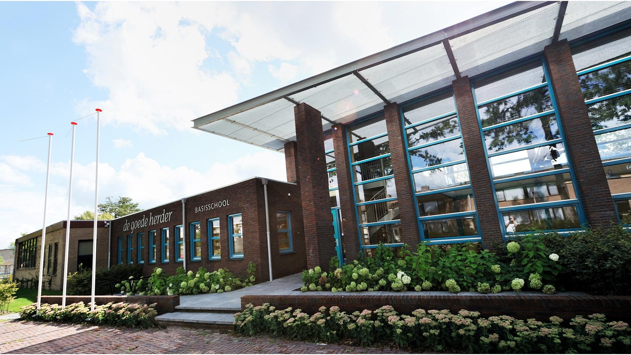 De Goede Herder basisschool in Helmond, met een moderne gevel en groene beplanting. De Goede Herder basisschool in Helmond, met een moderne gevel en groene beplanting.