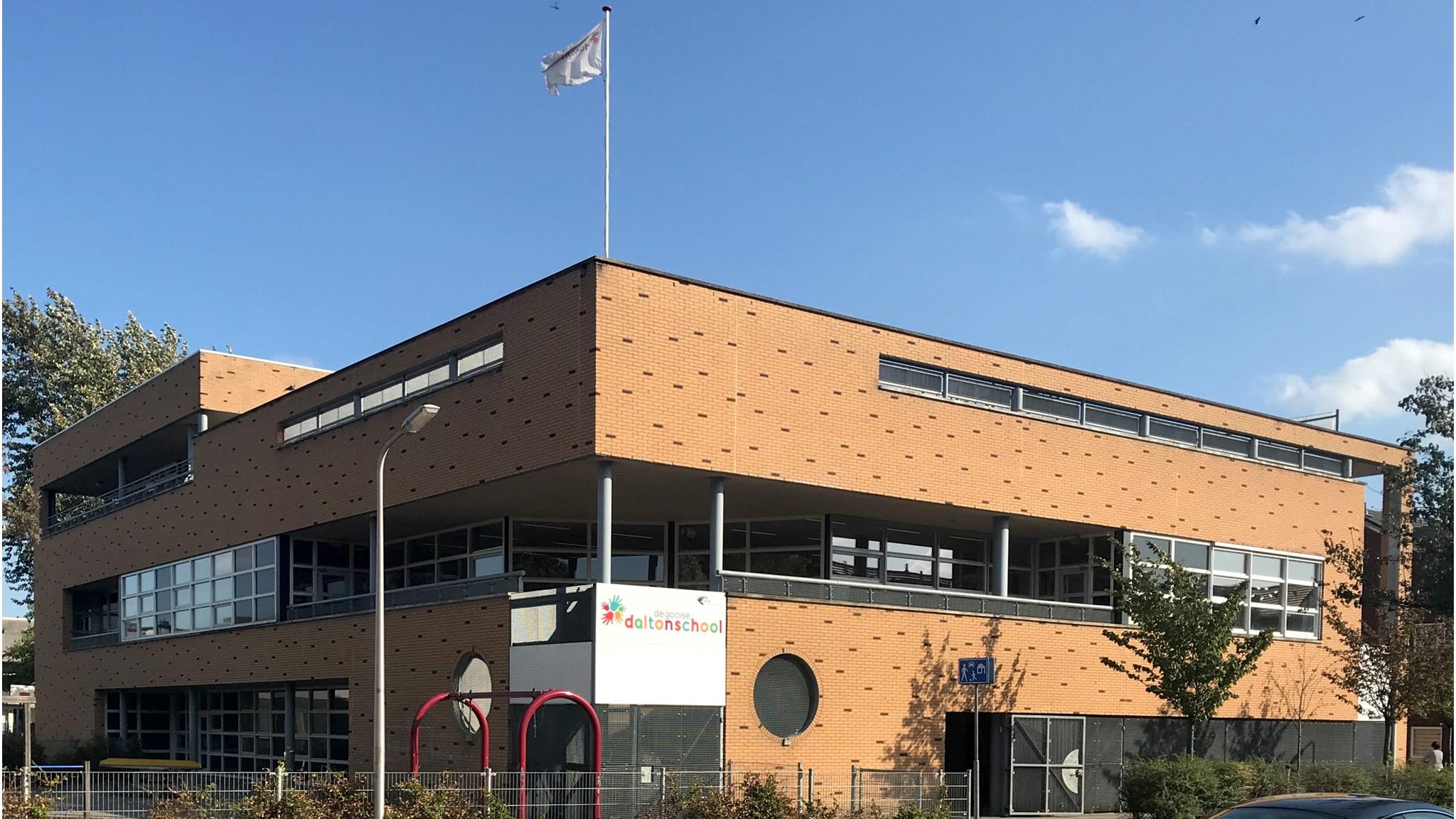 De Gooise Daltonschool in Hilversum, met een modern gebouw en een schoolplein in de voorgrond. De Gooise Daltonschool in Hilversum, met een modern gebouw en een schoolplein in de voorgrond.