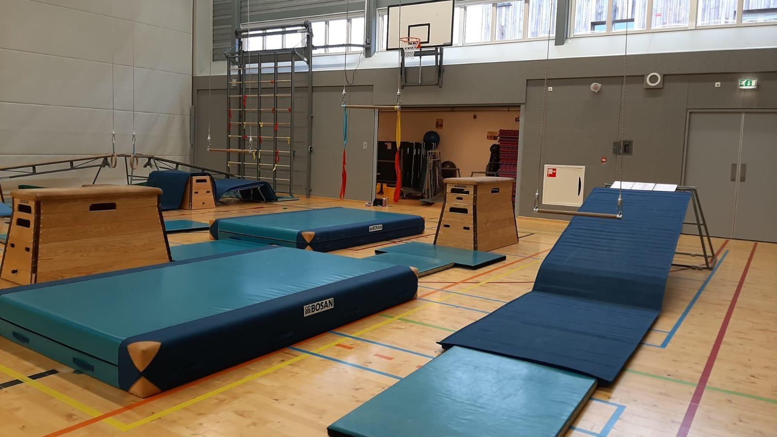 De gymzaal van IKC Socrates basisonderwijs in Zwaag met diverse turntoestellen en matten. De gymzaal van IKC Socrates basisonderwijs in Zwaag met diverse turntoestellen en matten.