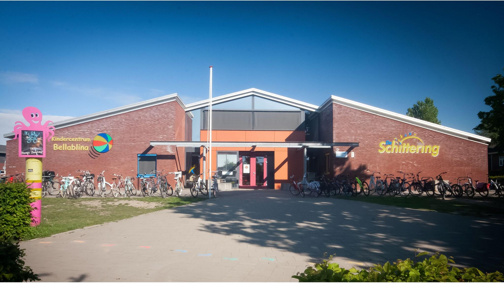 De ingang van basisschool IBS De Schittering in Hooge Zwaluwe, met fietsen en een kleurrijke gevel. De ingang van basisschool IBS De Schittering in Hooge Zwaluwe, met fietsen en een kleurrijke gevel.