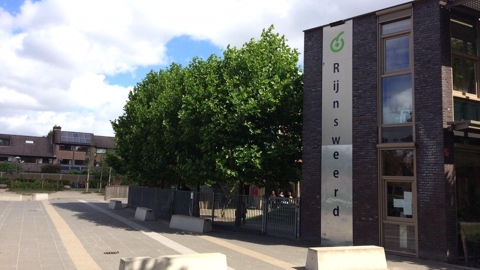 De ingang van Daltonschool Rijnsweerd in Utrecht, met een ruime buitenruimte en groene bomen. De ingang van Daltonschool Rijnsweerd in Utrecht, met een ruime buitenruimte en groene bomen.