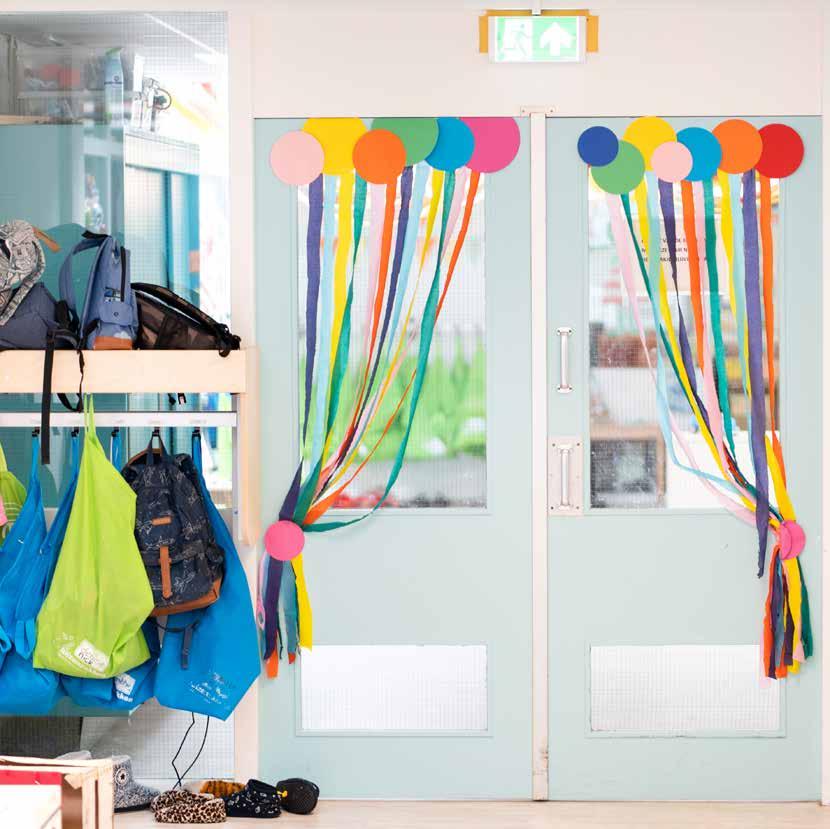 De ingang van de Basisschool Regenboogschool in Middelburg, versierd met kleurrijke slingers en tassen van leerlingen. De ingang van de Basisschool Regenboogschool in Middelburg, versierd met kleurrijke slingers en tassen van leerlingen.