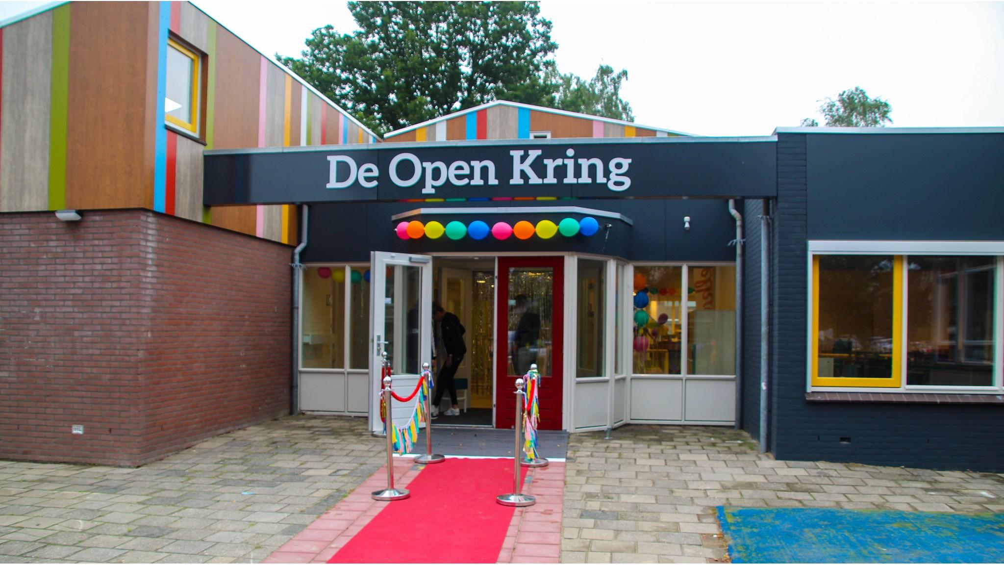 De ingang van de Christelijke Basisschool De Open Kring in Nijkerk, versierd met ballonnen en een rode loper. De ingang van de Christelijke Basisschool De Open Kring in Nijkerk, versierd met ballonnen en een rode loper.