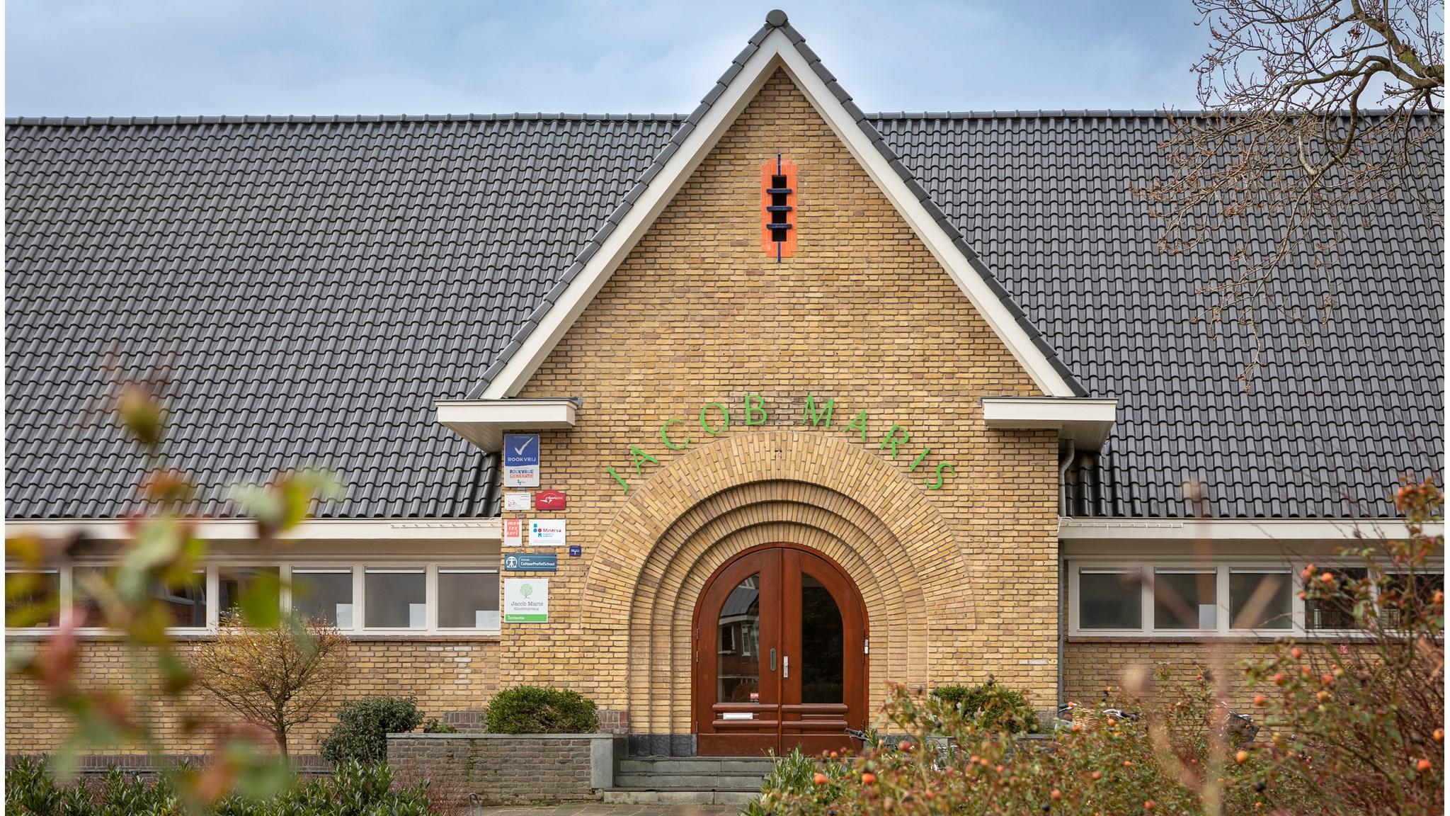 De ingang van de Jacob Maris school in Rotterdam met een moderne architectuur en groene elementen. De ingang van de Jacob Maris school in Rotterdam met een moderne architectuur en groene elementen.