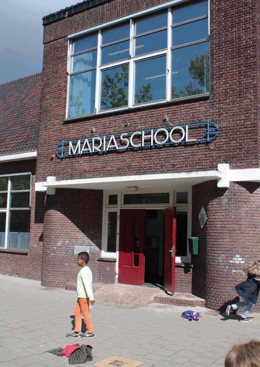 De ingang van de Mariaschool in Hoorn met kinderen die buiten spelen. De ingang van de Mariaschool in Hoorn met kinderen die buiten spelen.