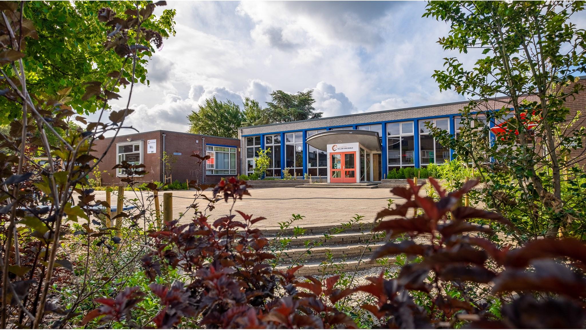 De ingang van de PC Daltonschool Willem van Oranje in Apeldoorn, omringd door groen. De ingang van de PC Daltonschool Willem van Oranje in Apeldoorn, omringd door groen.