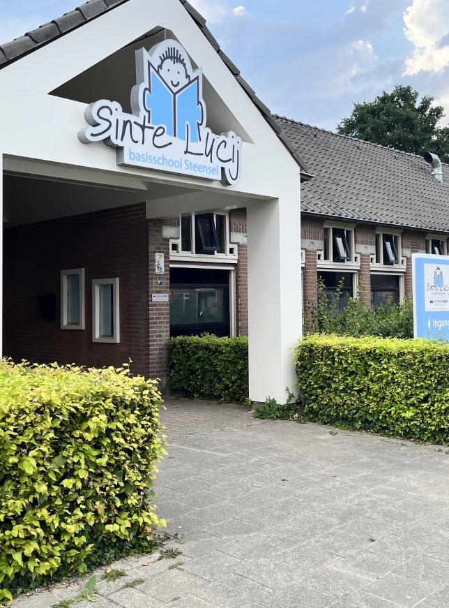 De ingang van de rooms-katholieke basisschool Sinte Lucij in Steensel. De ingang van de rooms-katholieke basisschool Sinte Lucij in Steensel.