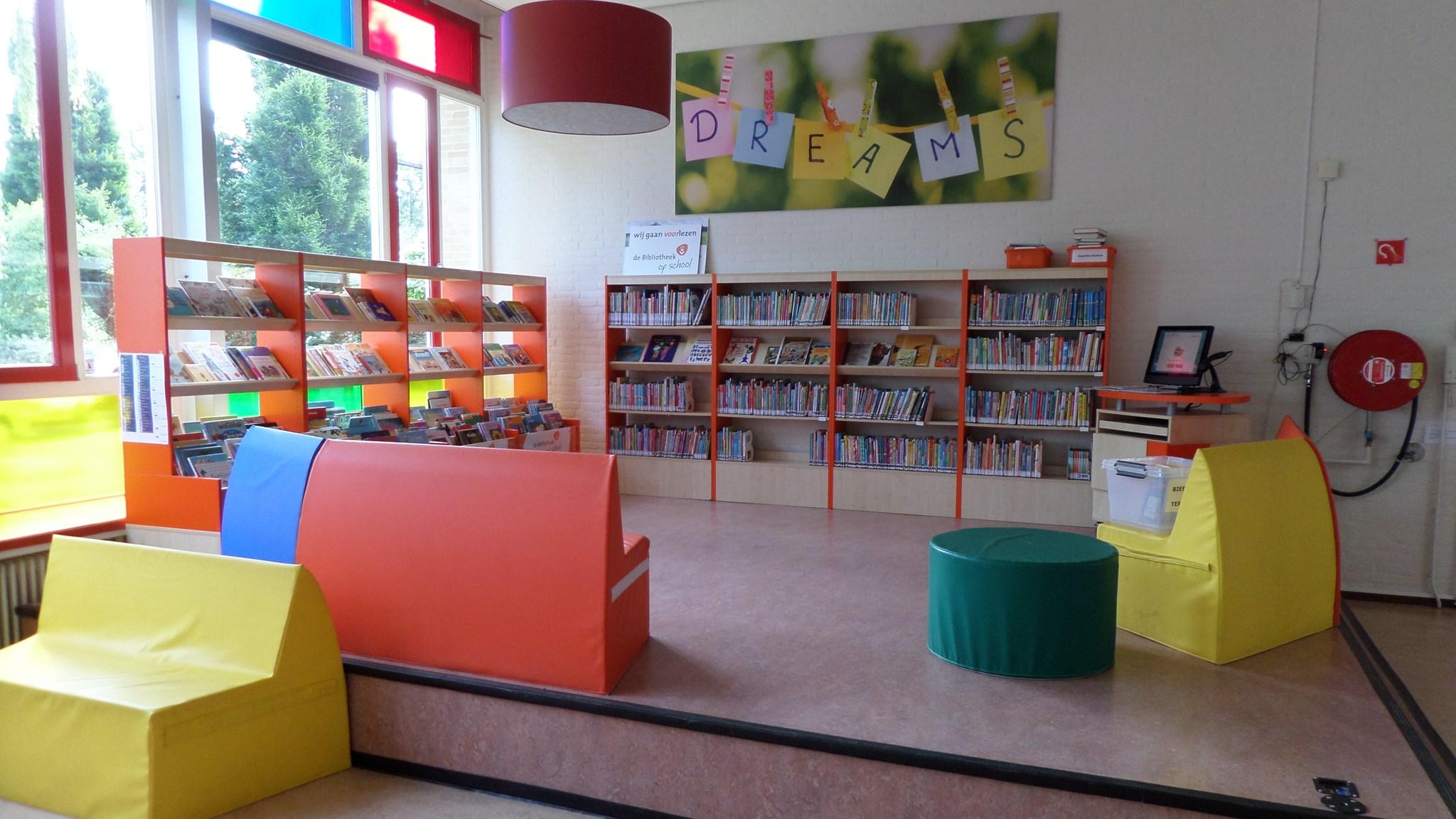 De kleurrijke bibliotheek van School voor Speciaal Basisonderwijs De Batavier in Hengelo. De kleurrijke bibliotheek van School voor Speciaal Basisonderwijs De Batavier in Hengelo.