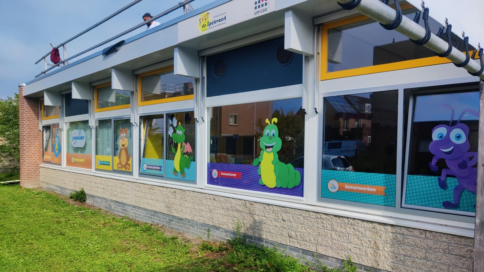 De kleurrijke ramen van Kindcentrum De Spelevaert in Zoetermeer met vrolijke dierenillustraties. De kleurrijke ramen van Kindcentrum De Spelevaert in Zoetermeer met vrolijke dierenillustraties.
