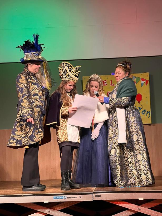 De leerlingen van IKC Franciscus in Babberich presenteren een optreden met kostuums. De leerlingen van IKC Franciscus in Babberich presenteren een optreden met kostuums.