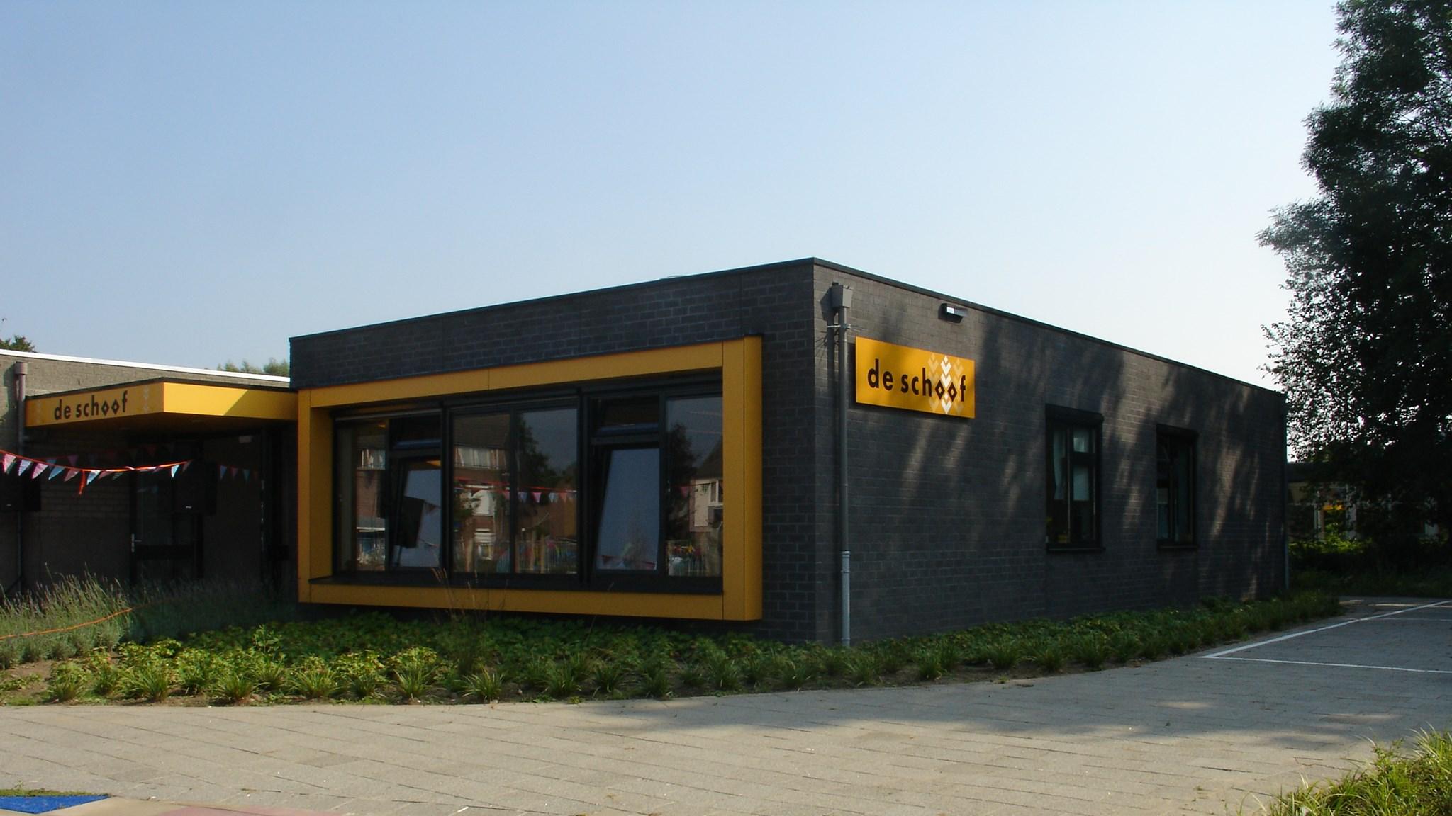 De moderne schoolgebouwen van Protestants Christelijke Basisschool De Schoof in Raamsdonksveer. De moderne schoolgebouwen van Protestants Christelijke Basisschool De Schoof in Raamsdonksveer.