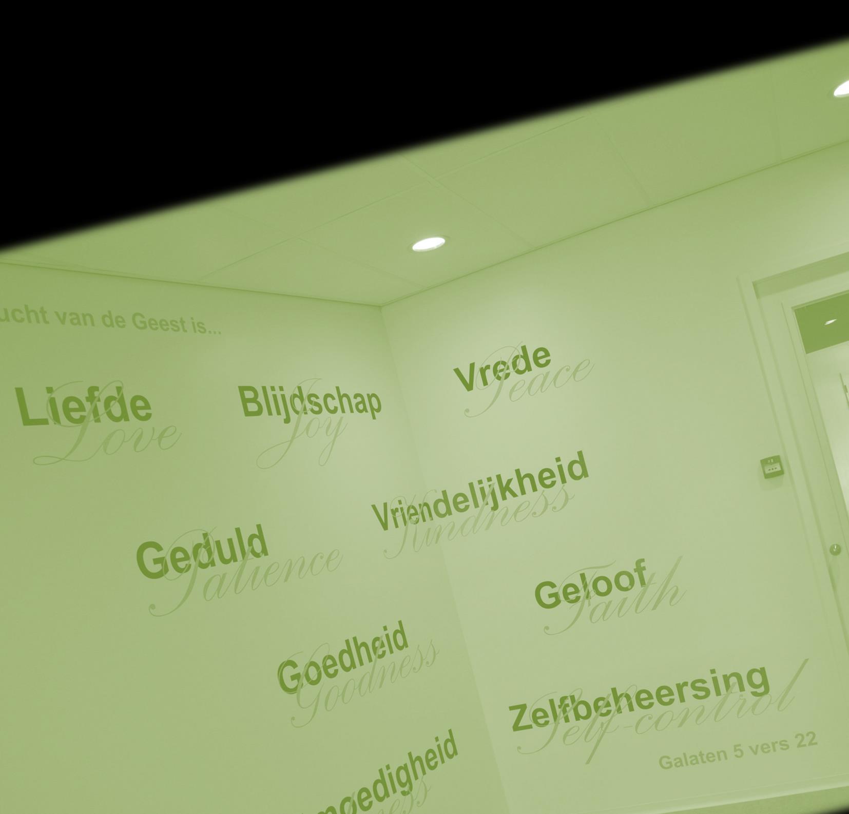 De muur in De Wegwijzer in Krimpen aan de Lek toont woorden van de Geest zoals Liefde en Vrede. De muur in De Wegwijzer in Krimpen aan de Lek toont woorden van de Geest zoals Liefde en Vrede.