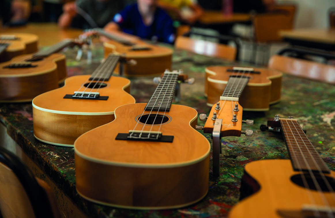 De muziekinstrumenten, waaronder ukeleles, die zijn opgesteld in de klas van Christelijk Kindcentrum Ichthus in Genemuiden. De muziekinstrumenten, waaronder ukeleles, die zijn opgesteld in de klas van Christelijk Kindcentrum Ichthus in Genemuiden.
