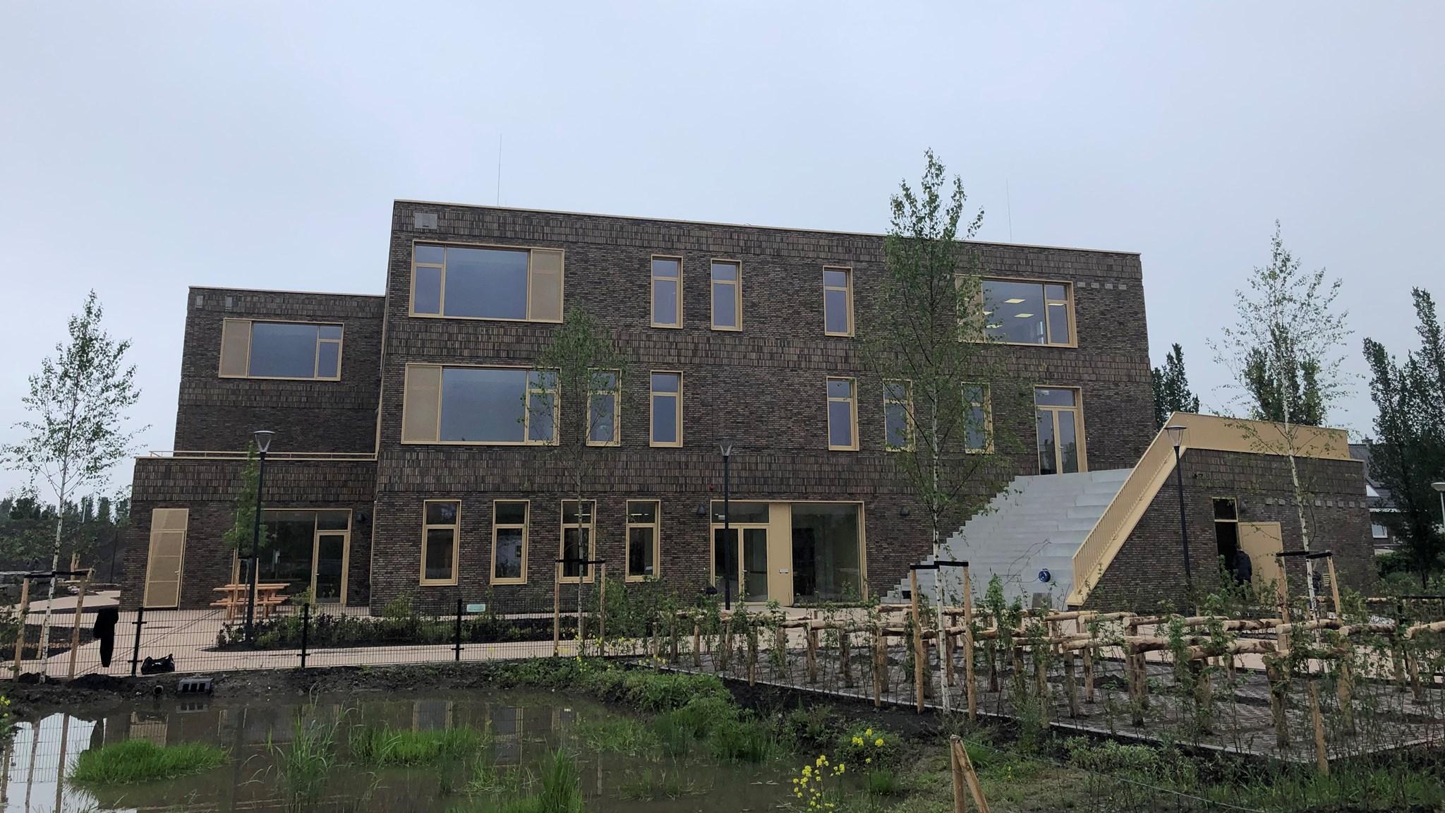 De P.C. Jenaplanschool Zonnewereld in Vleuten is een moderne en duurzame onderwijsruimte met een uitgebreide buitenomgeving. De P.C. Jenaplanschool Zonnewereld in Vleuten is een moderne en duurzame onderwijsruimte met een uitgebreide buitenomgeving.