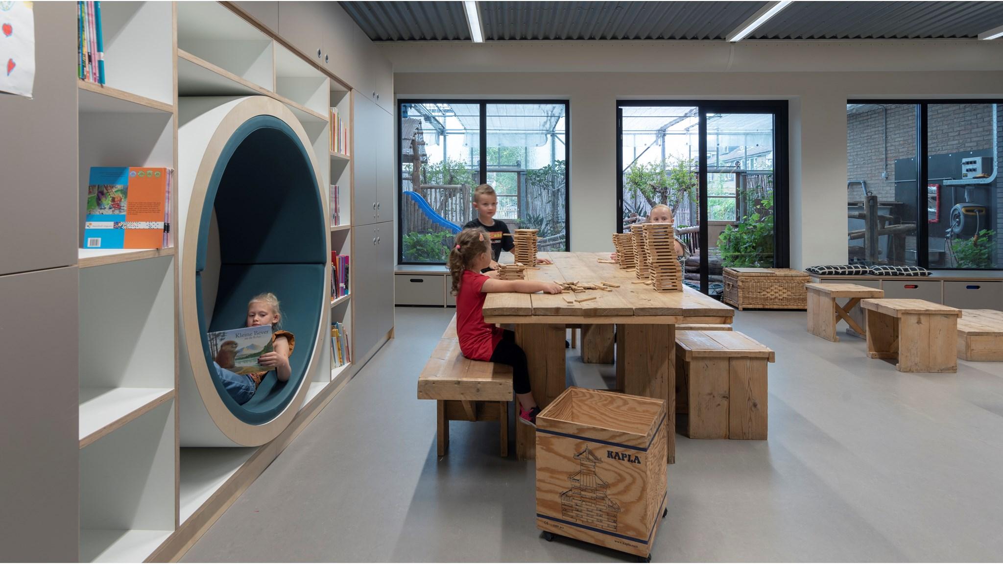 De R.K. Basisschool WSKO De Achtsprong in De Lier heeft een modern en stimulerend leeromgeving met kinderen die actief spelen en leren. De R.K. Basisschool WSKO De Achtsprong in De Lier heeft een modern en stimulerend leeromgeving met kinderen die actief spelen en leren.