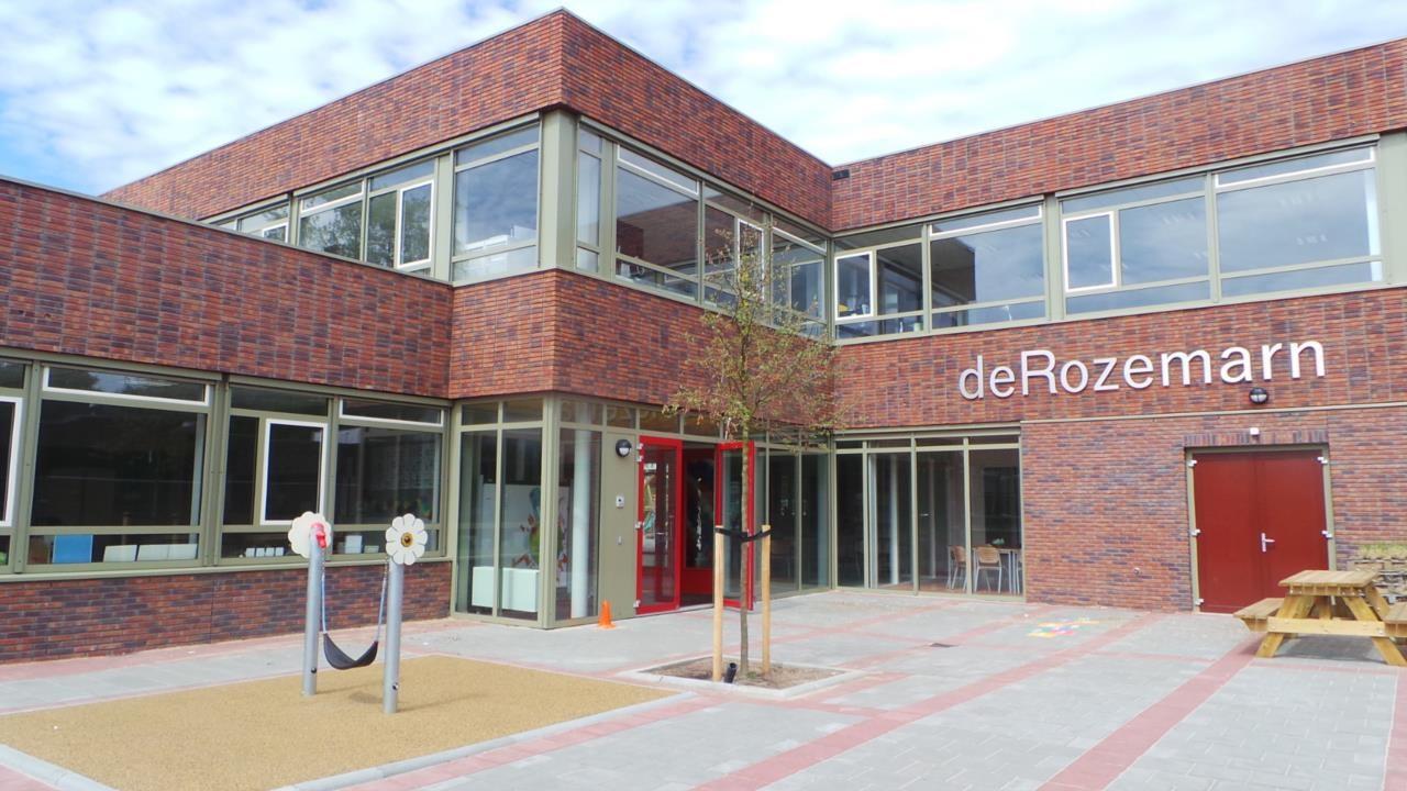 De Rozemarn in Amsterdam heeft een moderne gevel met een speelplaats voor kinderen. De Rozemarn in Amsterdam heeft een moderne gevel met een speelplaats voor kinderen.