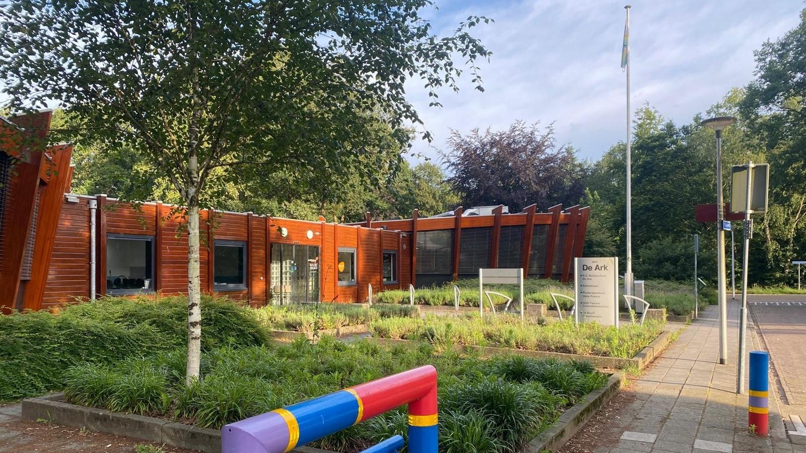 De rustige buitenzijde van Christelijke basisschool De Ark in Daarle. De rustige buitenzijde van Christelijke basisschool De Ark in Daarle.