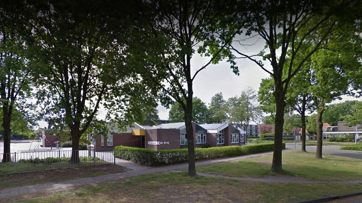 De school De Brug in Klazienaveen met een zicht op het schoolplein.