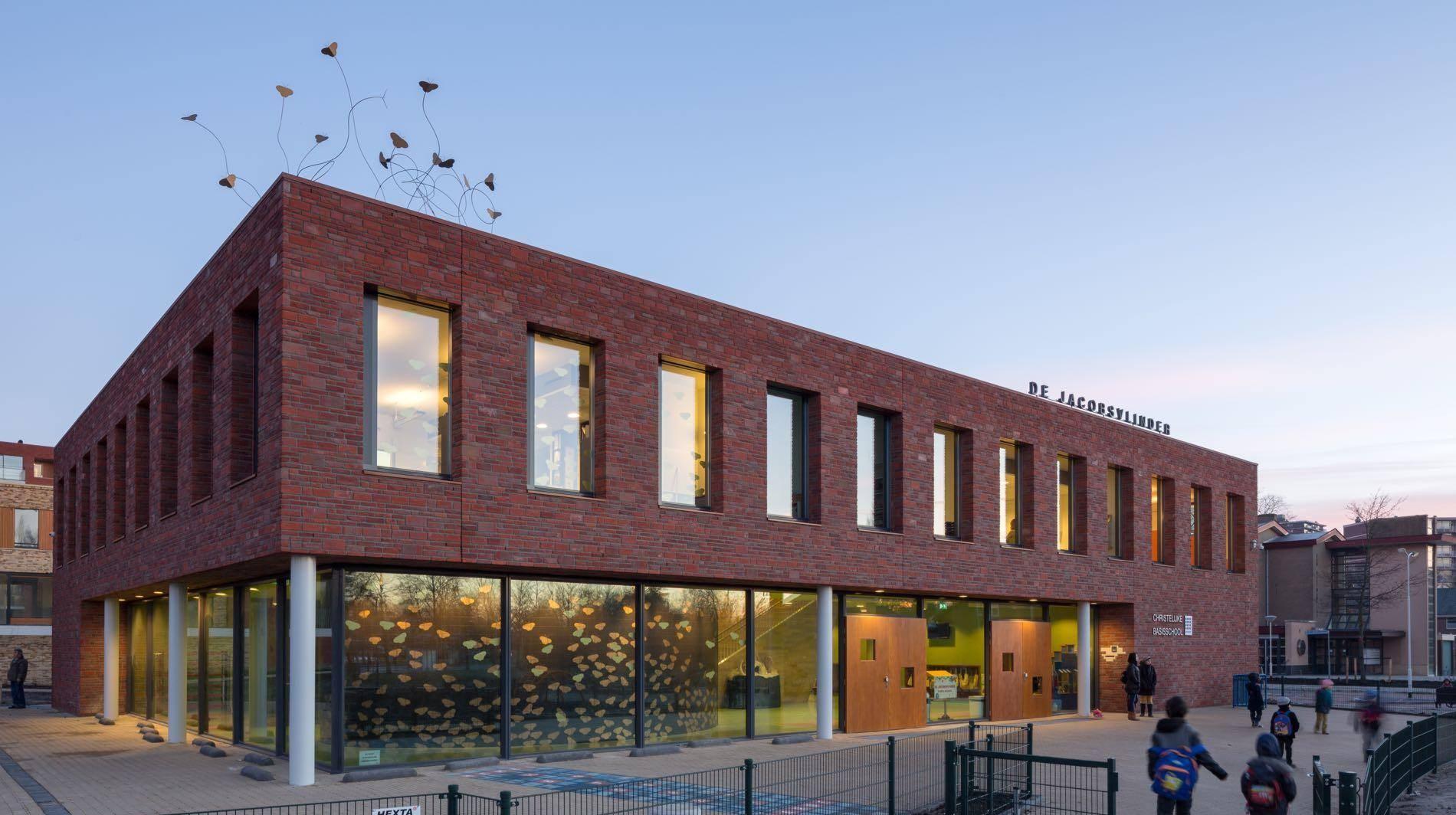 De school De Jacobsvlinder in Zoetermeer heeft een moderne gevel met grote ramen en een uitnodigende ingang. De school De Jacobsvlinder in Zoetermeer heeft een moderne gevel met grote ramen en een uitnodigende ingang.