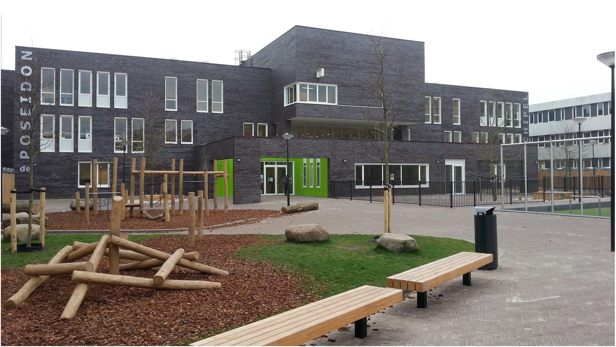 De school De Poseidon in Amsterdam heeft een modern gebouw met een speelplaats en speelmateriaal.