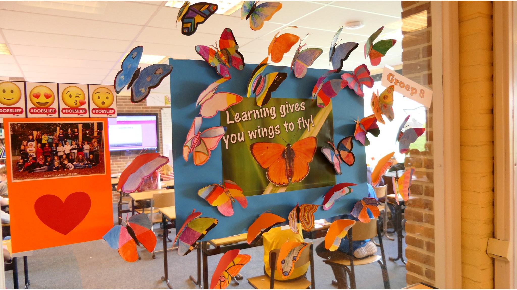 De sfeer in het klaslokaal van IKC Het Groene Hart in Zuidwolde (Drenthe) met kleurrijke vlinders en een inspirerende boodschap over leren.