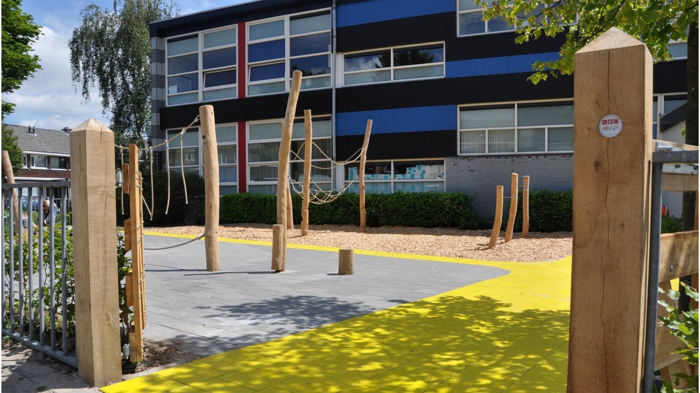 De speelplaats van De Goudakker in Gouda met kleurrijke speeltoestellen en een moderne inrichting. De speelplaats van De Goudakker in Gouda met kleurrijke speeltoestellen en een moderne inrichting.