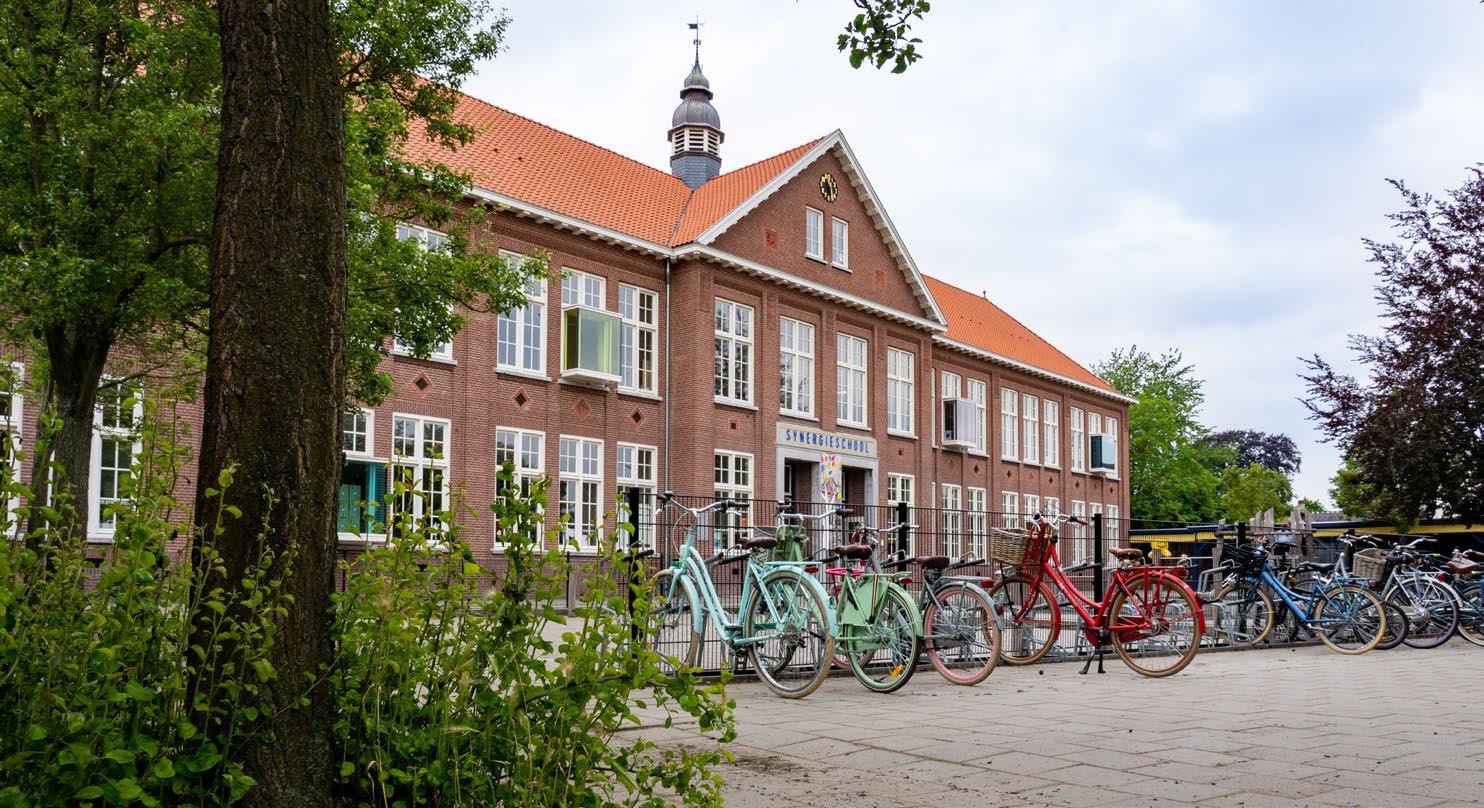 De Synergieschool St Alfonsus voor basisonderwijs in Roermond met fietsen op het schoolplein. De Synergieschool St Alfonsus voor basisonderwijs in Roermond met fietsen op het schoolplein.