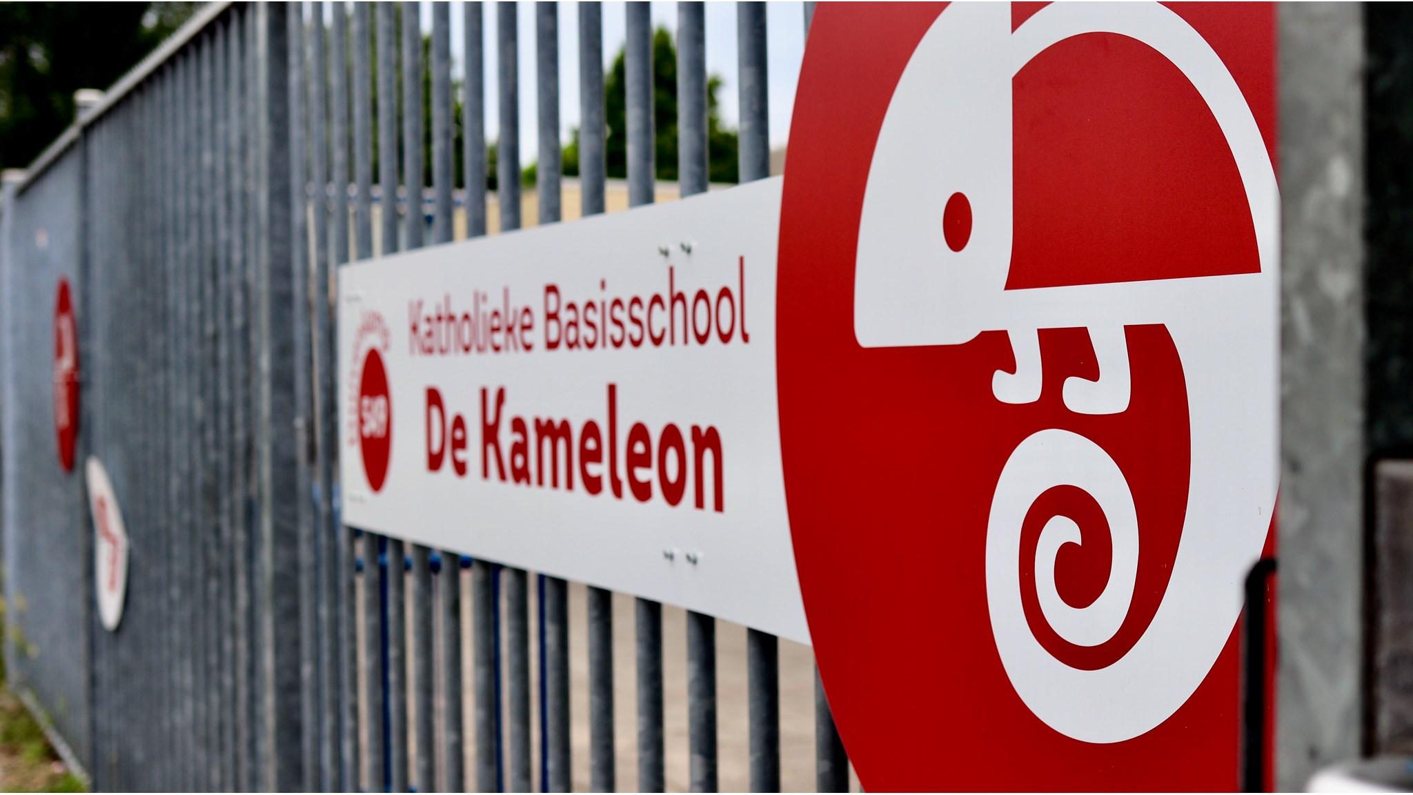 De toegang tot de Katholieke Basisschool De Kameleon in Maarssen. De toegang tot de Katholieke Basisschool De Kameleon in Maarssen.