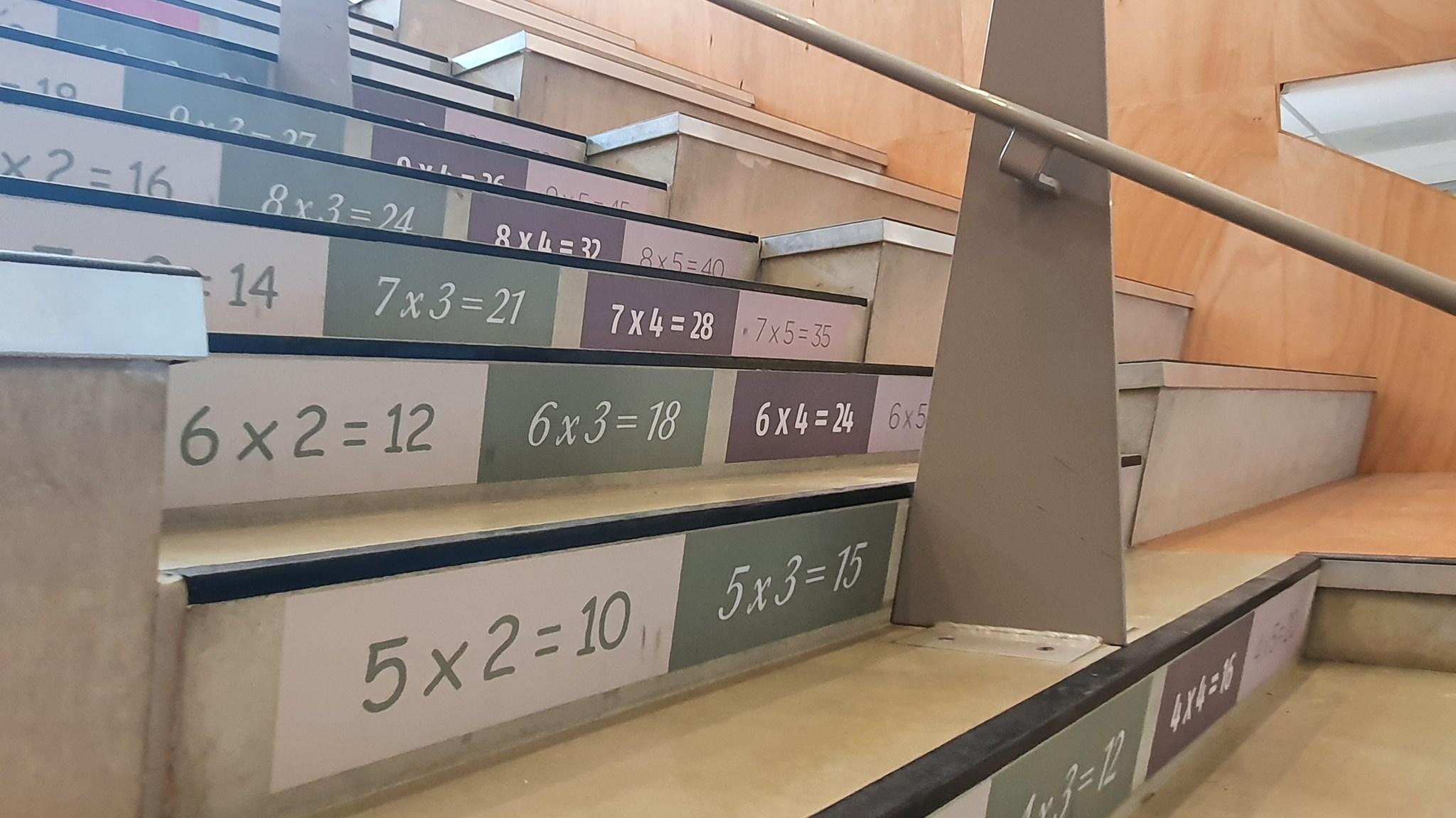 De trappen van Openbare Basisschool De Koningsspil in Oosthuizen zijn voorzien van rekensommen voor educatief leren.