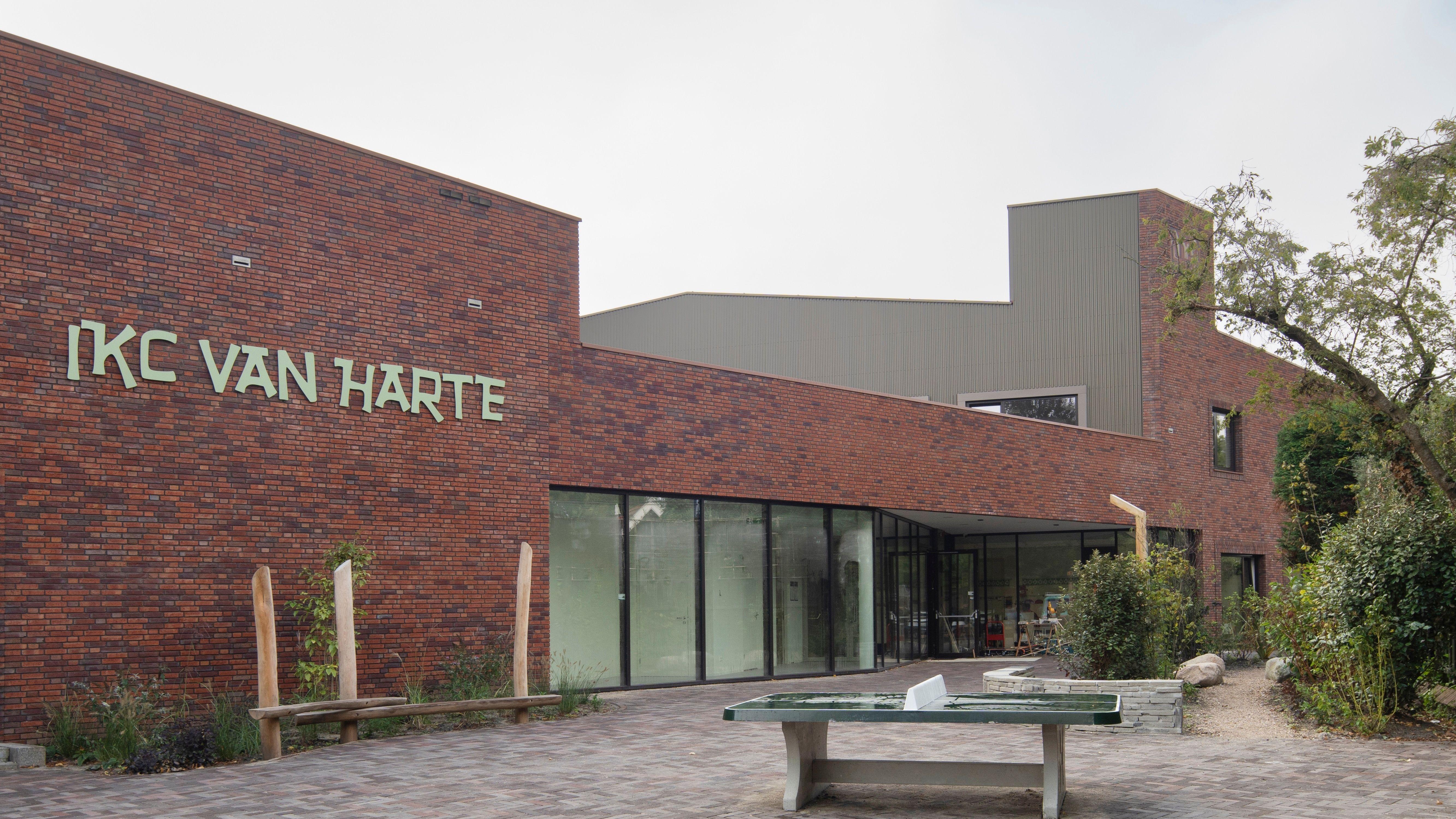 De Van Harte School in Houten met een eigentijdse gevel en een uitnodigende schoolplein. De Van Harte School in Houten met een eigentijdse gevel en een uitnodigende schoolplein.