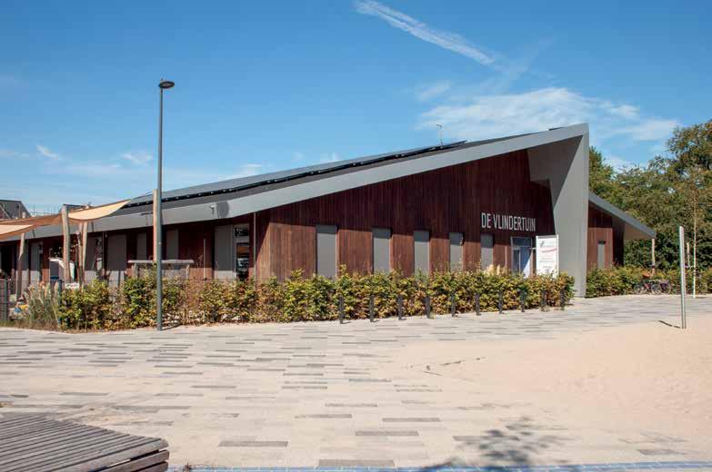 De Vlindertuin in Voorthuizen: het moderne schoolgebouw met een mooi aangelegd schoolplein. De Vlindertuin in Voorthuizen: het moderne schoolgebouw met een mooi aangelegd schoolplein.