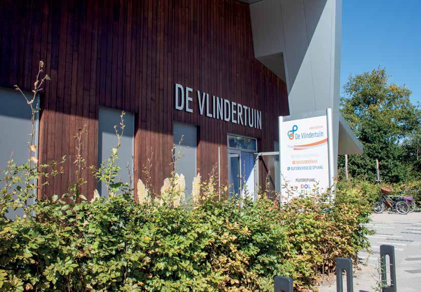 De Vlindertuin in Voorthuizen, met een moderne gevel en informatieborden. De Vlindertuin in Voorthuizen, met een moderne gevel en informatieborden.