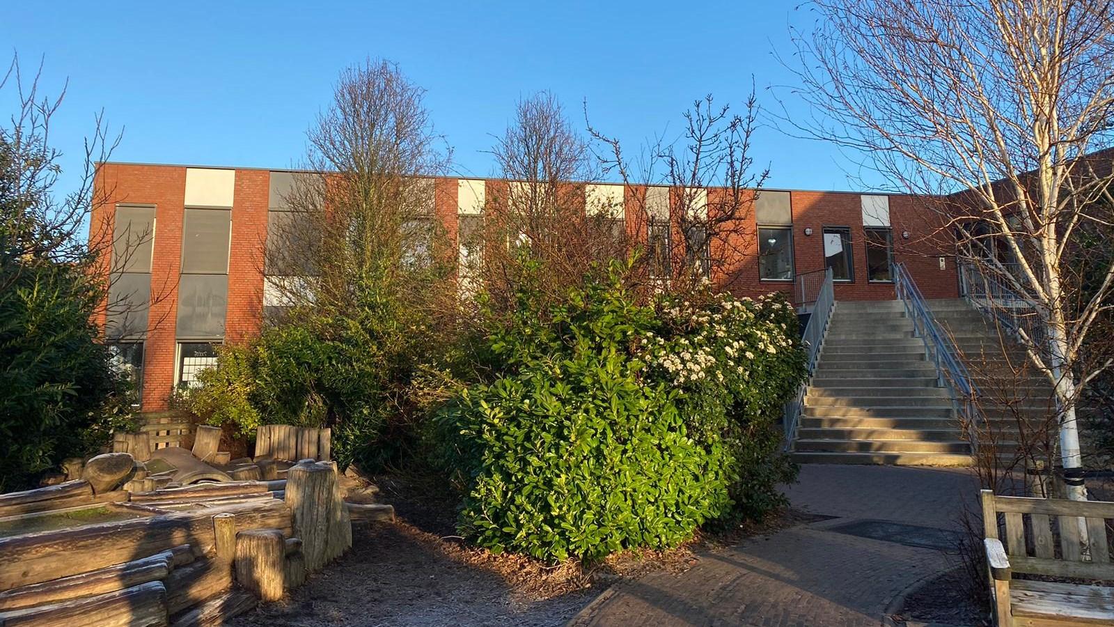 De Vrije School Stella Maris in Den Burg heeft een groene omgeving met een modern schoolgebouw. De Vrije School Stella Maris in Den Burg heeft een groene omgeving met een modern schoolgebouw.
